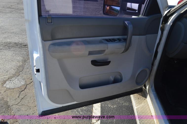 image for item L4657 2009 Chevrolet Silverado 2500HD Crew Cab pickup truck cab and chassis