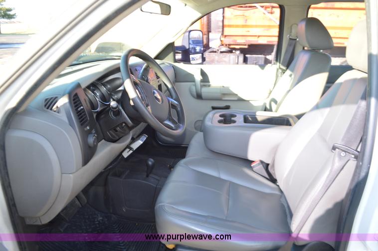 image for item L4657 2009 Chevrolet Silverado 2500HD Crew Cab pickup truck cab and chassis