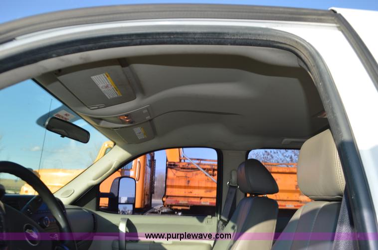 image for item L4657 2009 Chevrolet Silverado 2500HD Crew Cab pickup truck cab and chassis