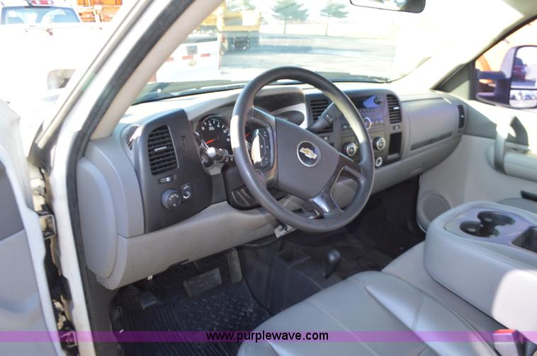 image for item L4657 2009 Chevrolet Silverado 2500HD Crew Cab pickup truck cab and chassis