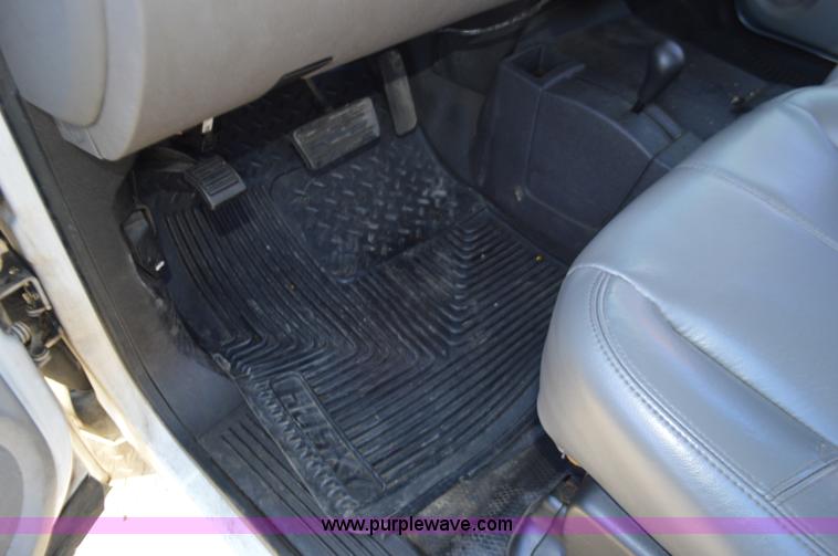 image for item L4657 2009 Chevrolet Silverado 2500HD Crew Cab pickup truck cab and chassis