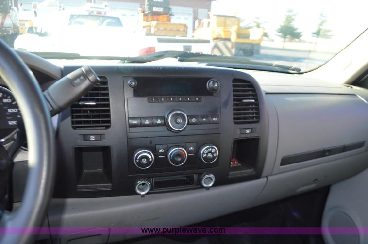 image for item L4657 2009 Chevrolet Silverado 2500HD Crew Cab pickup truck cab and chassis