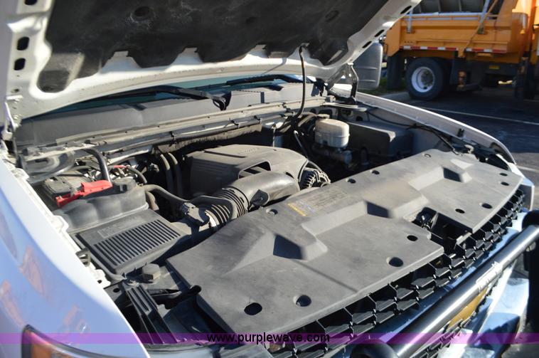 image for item L4657 2009 Chevrolet Silverado 2500HD Crew Cab pickup truck cab and chassis