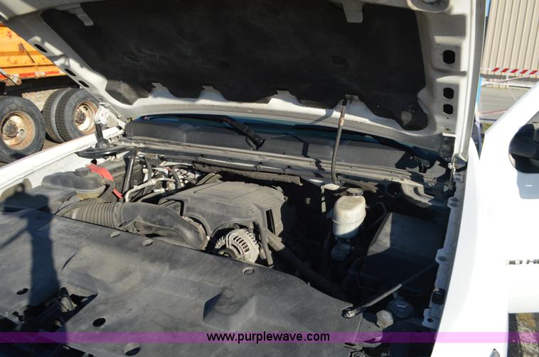 image for item L4657 2009 Chevrolet Silverado 2500HD Crew Cab pickup truck cab and chassis