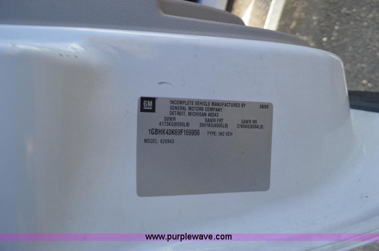 image for item L4657 2009 Chevrolet Silverado 2500HD Crew Cab pickup truck cab and chassis