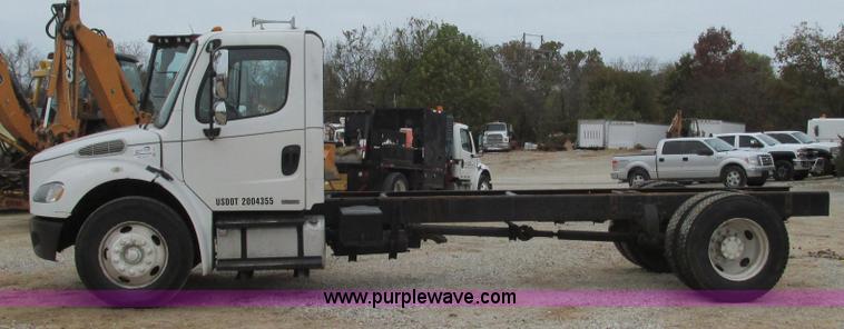 image for item L5311 2007 Freightliner Business Class M2 straight truck cab and chassis