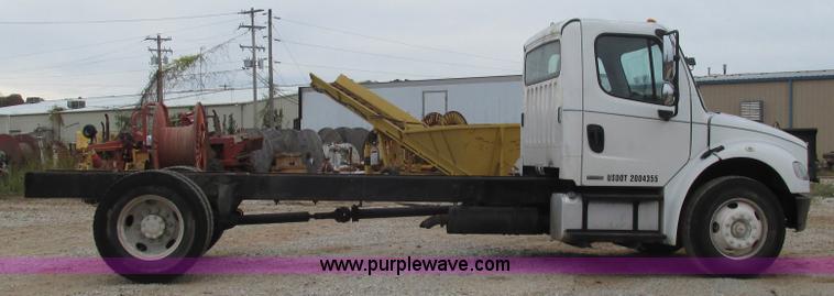 image for item L5311 2007 Freightliner Business Class M2 straight truck cab and chassis