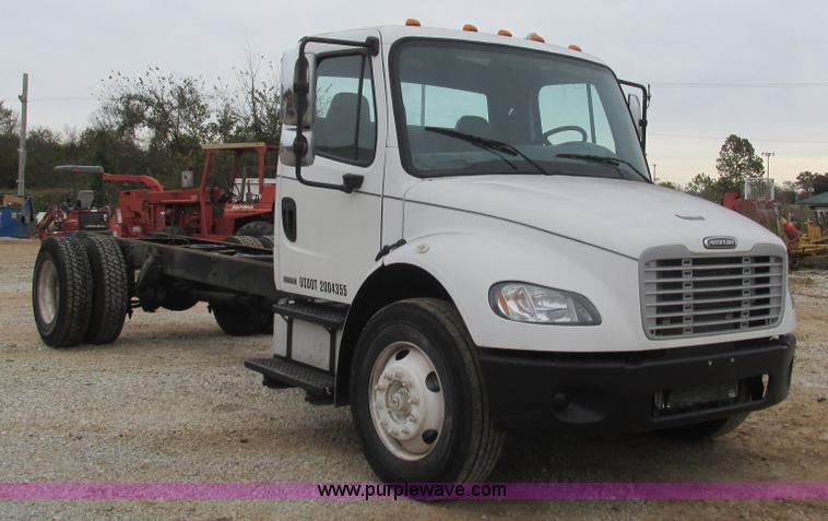 image for item L5311 2007 Freightliner Business Class M2 straight truck cab and chassis