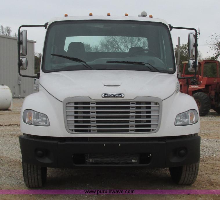 image for item L5311 2007 Freightliner Business Class M2 straight truck cab and chassis