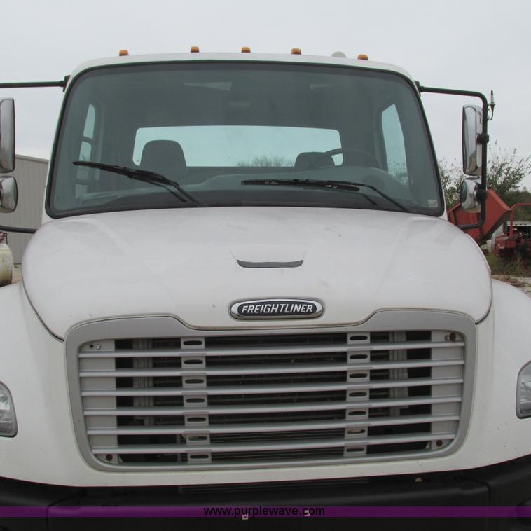 image for item L5311 2007 Freightliner Business Class M2 straight truck cab and chassis