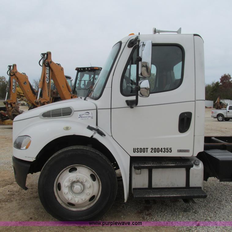 image for item L5311 2007 Freightliner Business Class M2 straight truck cab and chassis