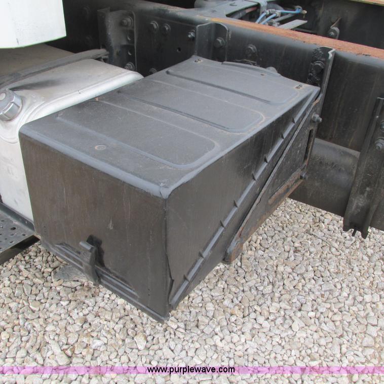 image for item L5311 2007 Freightliner Business Class M2 straight truck cab and chassis