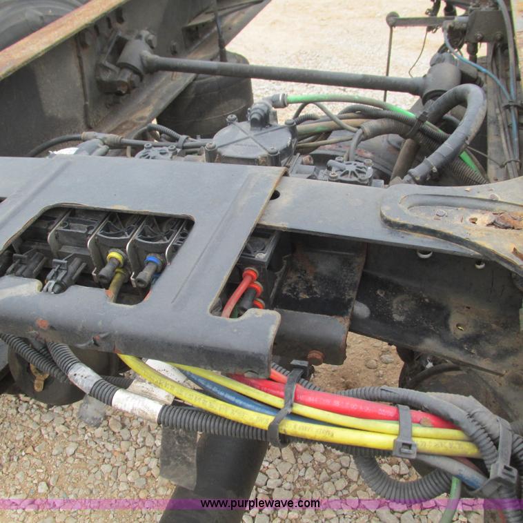 image for item L5311 2007 Freightliner Business Class M2 straight truck cab and chassis