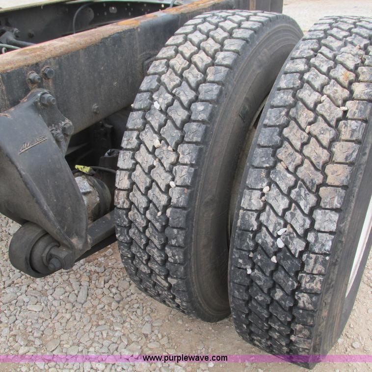 image for item L5311 2007 Freightliner Business Class M2 straight truck cab and chassis