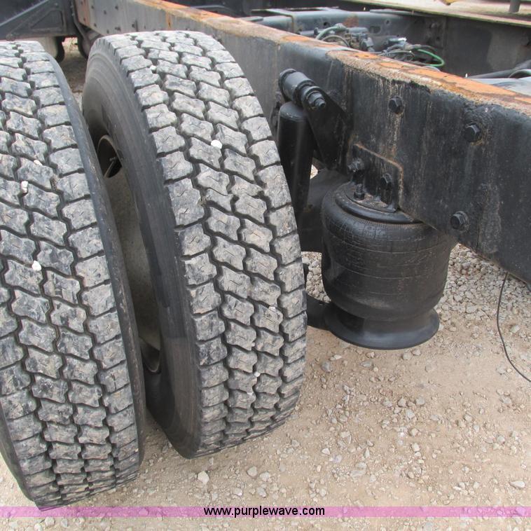 image for item L5311 2007 Freightliner Business Class M2 straight truck cab and chassis