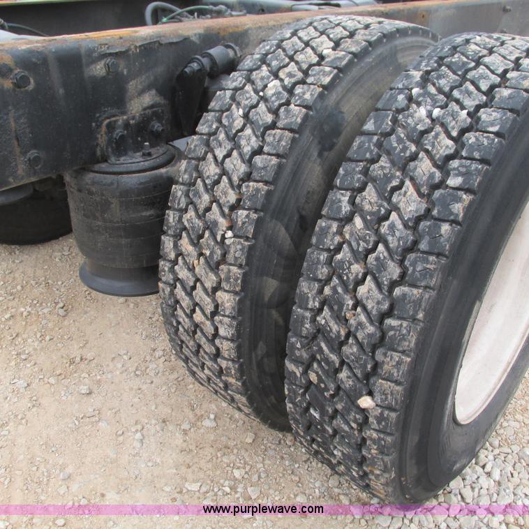 image for item L5311 2007 Freightliner Business Class M2 straight truck cab and chassis