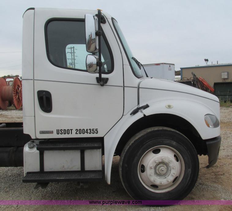 image for item L5311 2007 Freightliner Business Class M2 straight truck cab and chassis