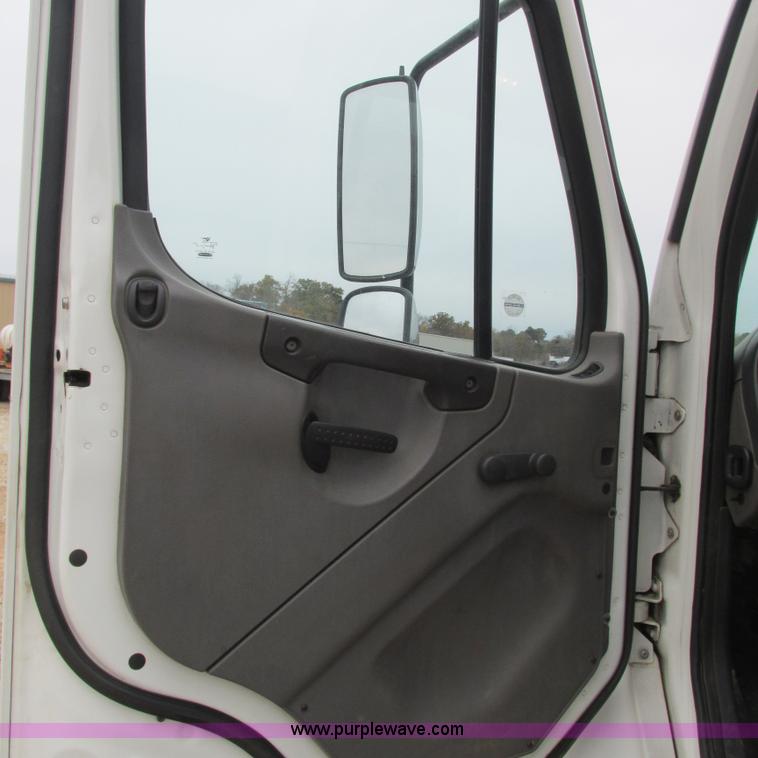 image for item L5311 2007 Freightliner Business Class M2 straight truck cab and chassis