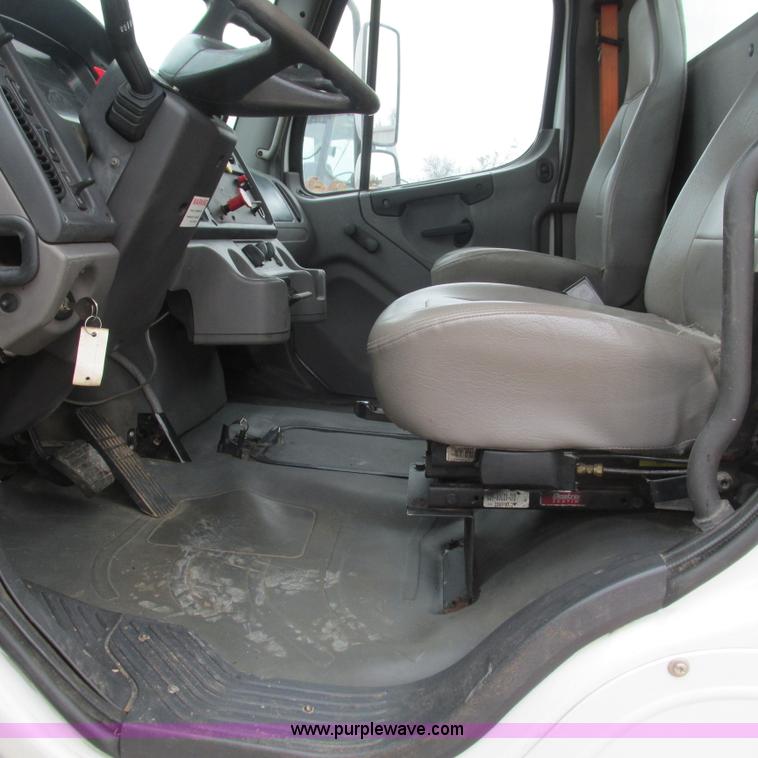 image for item L5311 2007 Freightliner Business Class M2 straight truck cab and chassis