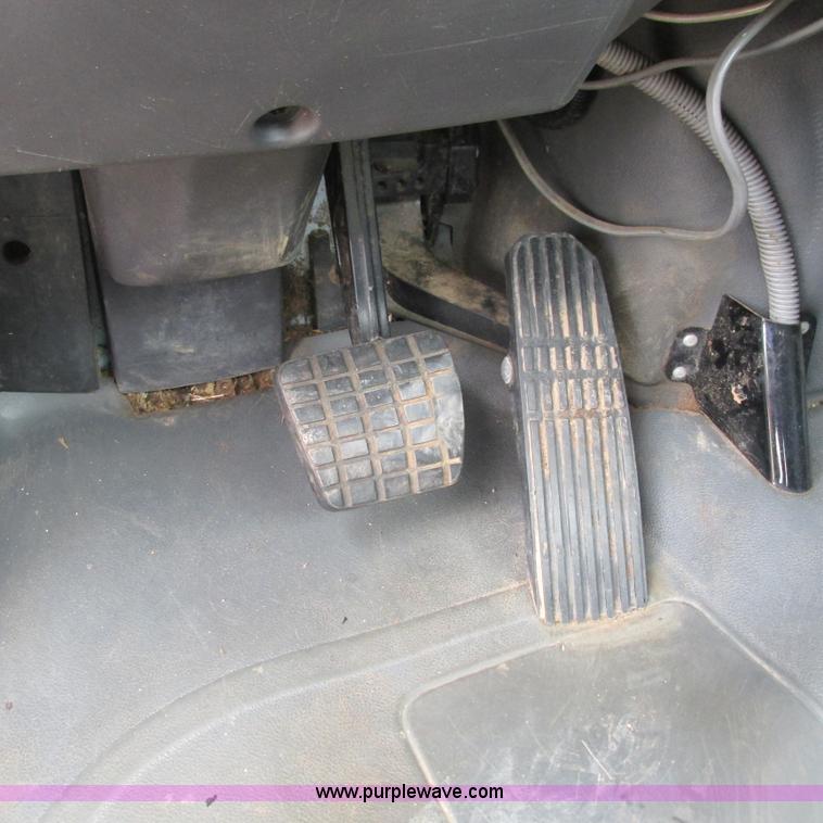 image for item L5311 2007 Freightliner Business Class M2 straight truck cab and chassis