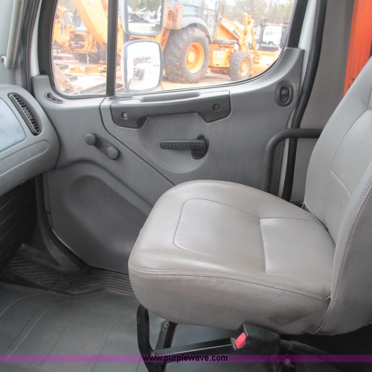 image for item L5311 2007 Freightliner Business Class M2 straight truck cab and chassis