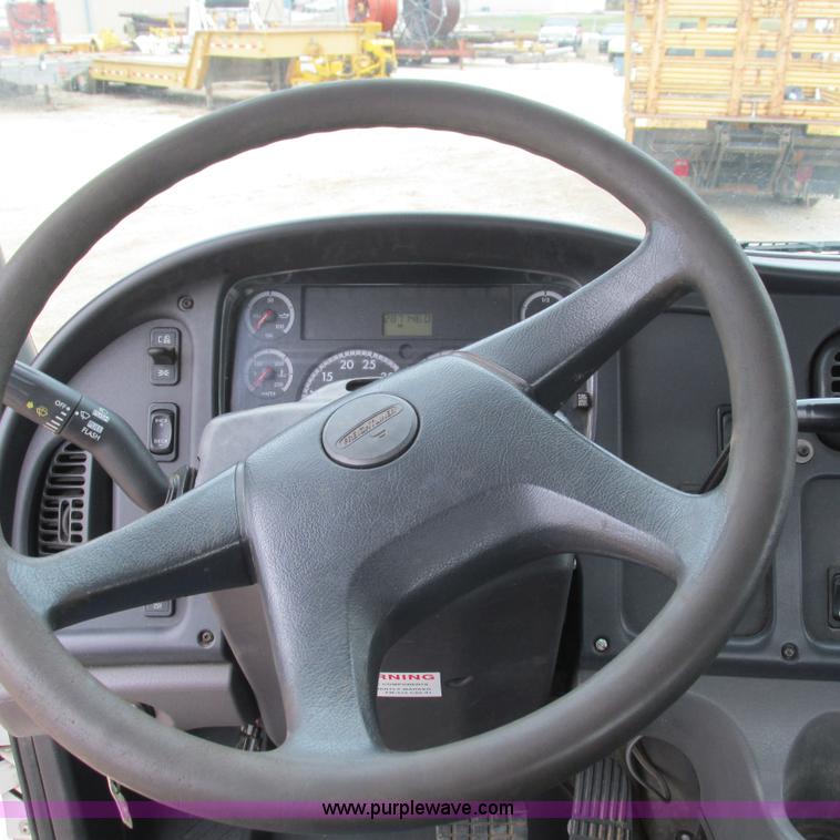 image for item L5311 2007 Freightliner Business Class M2 straight truck cab and chassis