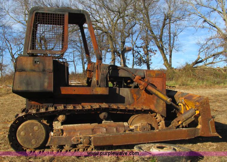 image for item L5337 1977 John Deere 750 dozer
