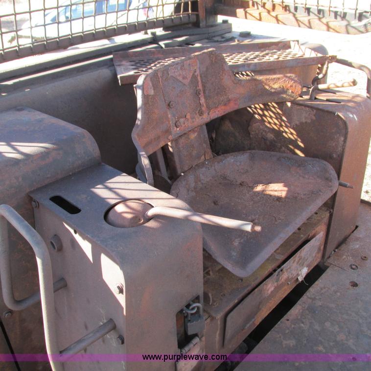 image for item L5337 1977 John Deere 750 dozer