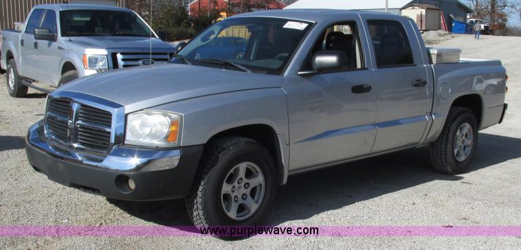 image for item L5362 2005 Dodge Dakota SLT Quad Cab pickup truck
