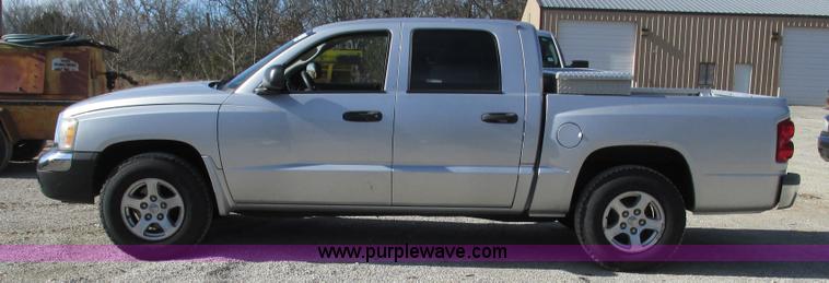 image for item L5362 2005 Dodge Dakota SLT Quad Cab pickup truck