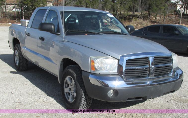 image for item L5362 2005 Dodge Dakota SLT Quad Cab pickup truck