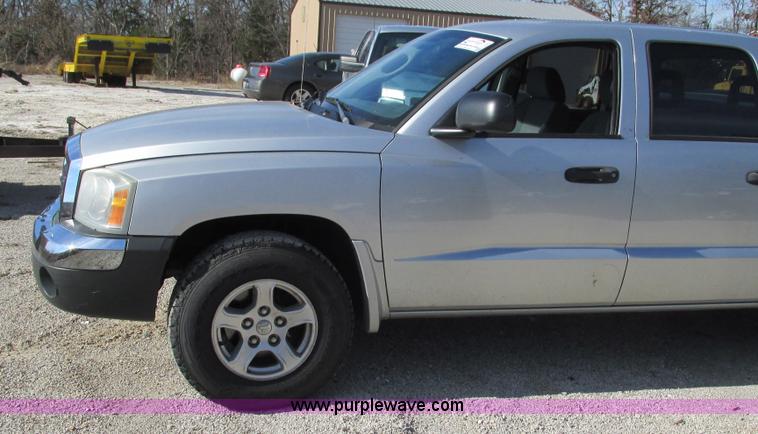 image for item L5362 2005 Dodge Dakota SLT Quad Cab pickup truck