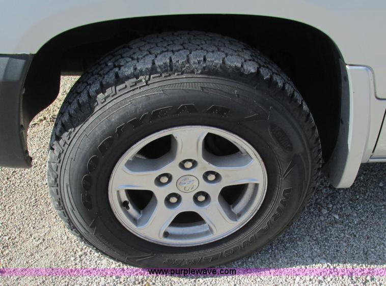 image for item L5362 2005 Dodge Dakota SLT Quad Cab pickup truck