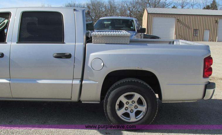 image for item L5362 2005 Dodge Dakota SLT Quad Cab pickup truck