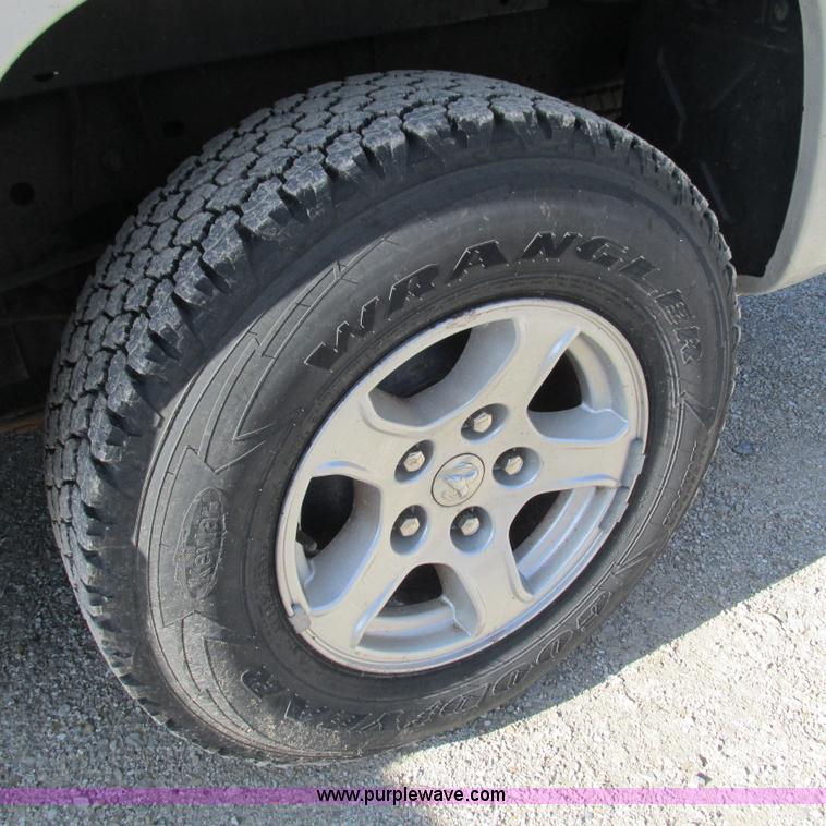 image for item L5362 2005 Dodge Dakota SLT Quad Cab pickup truck