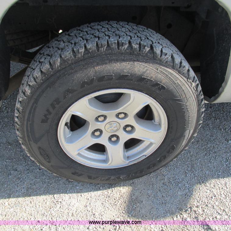 image for item L5362 2005 Dodge Dakota SLT Quad Cab pickup truck