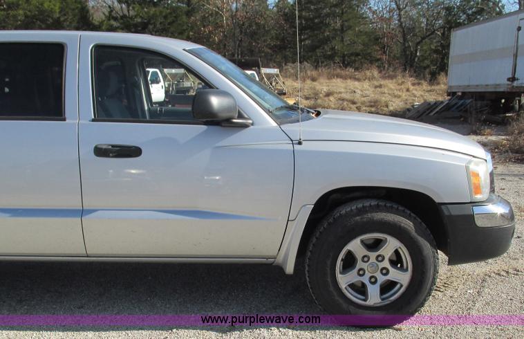 image for item L5362 2005 Dodge Dakota SLT Quad Cab pickup truck