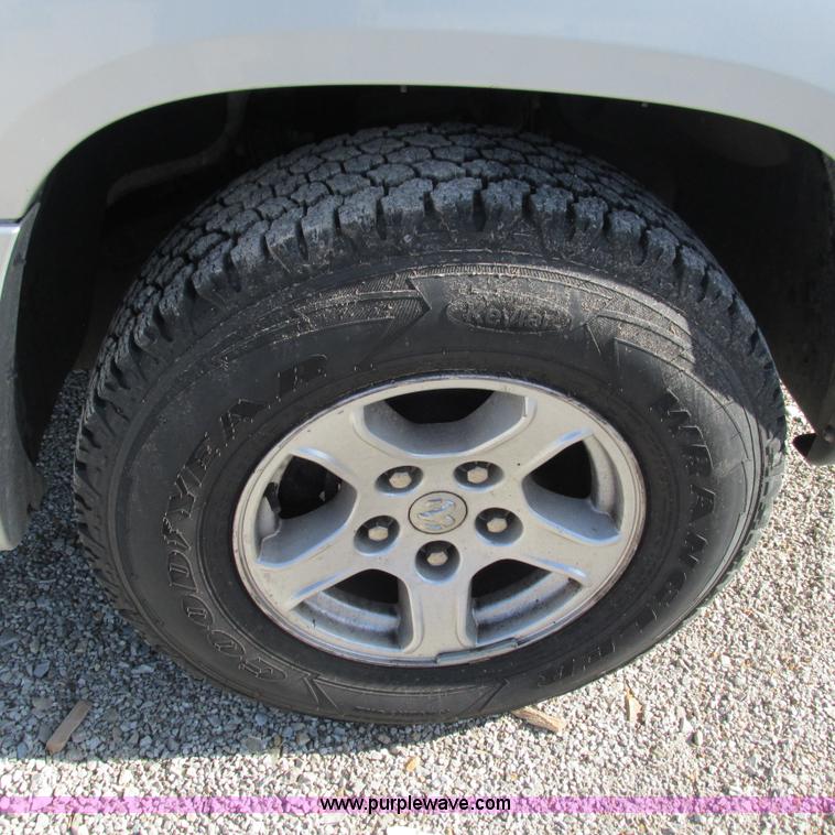 image for item L5362 2005 Dodge Dakota SLT Quad Cab pickup truck