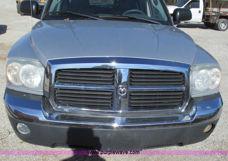 image for item L5362 2005 Dodge Dakota SLT Quad Cab pickup truck