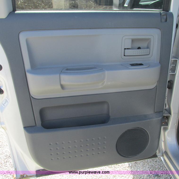 image for item L5362 2005 Dodge Dakota SLT Quad Cab pickup truck