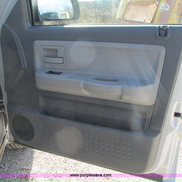 image for item L5362 2005 Dodge Dakota SLT Quad Cab pickup truck