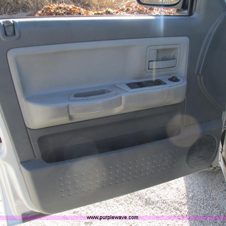 image for item L5362 2005 Dodge Dakota SLT Quad Cab pickup truck