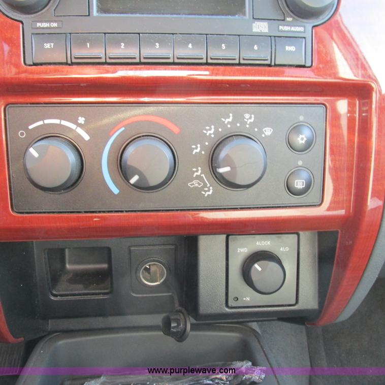 image for item L5362 2005 Dodge Dakota SLT Quad Cab pickup truck