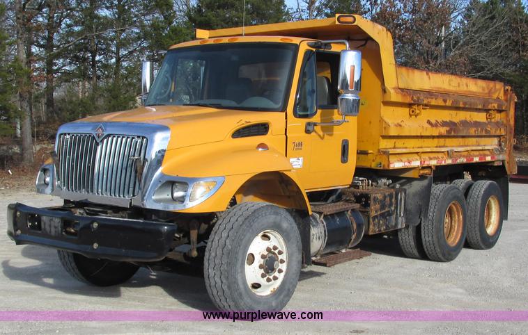 image for item L5368 2003 International 7400 dump truck