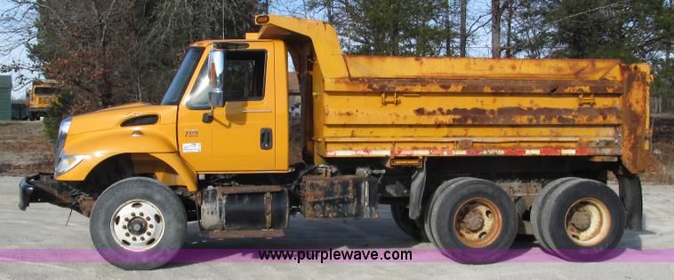 image for item L5368 2003 International 7400 dump truck