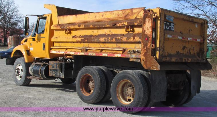 image for item L5368 2003 International 7400 dump truck