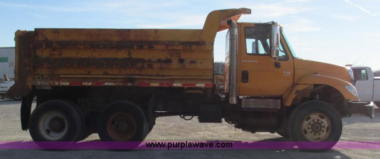 image for item L5368 2003 International 7400 dump truck