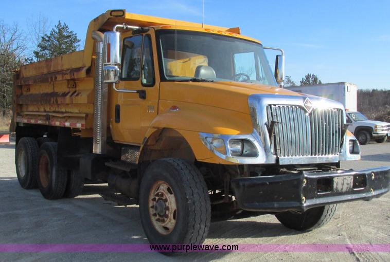 image for item L5368 2003 International 7400 dump truck