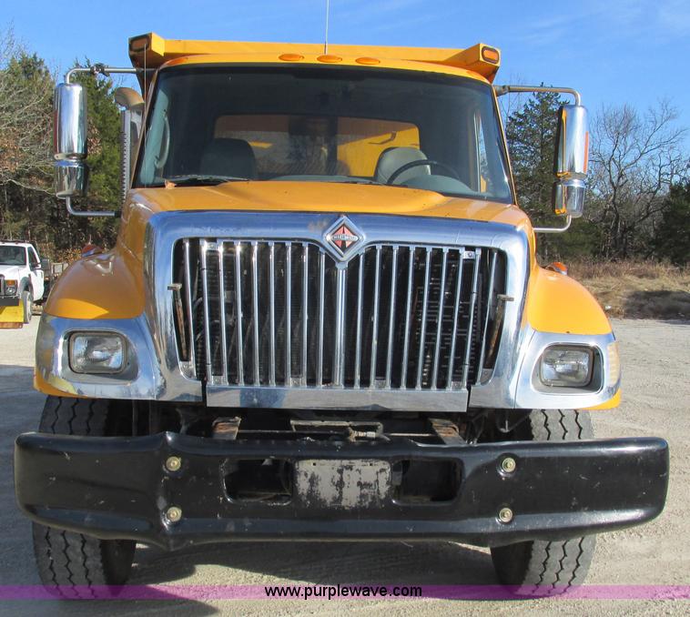 image for item L5368 2003 International 7400 dump truck