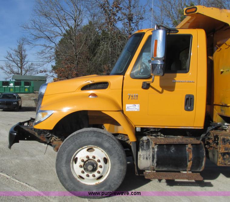 image for item L5368 2003 International 7400 dump truck